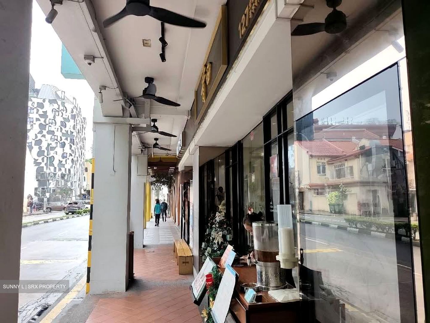Kitchener Road (D8), Retail #584133031